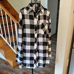👚NO BRAND Black and White Plaid Button-Up Shirt